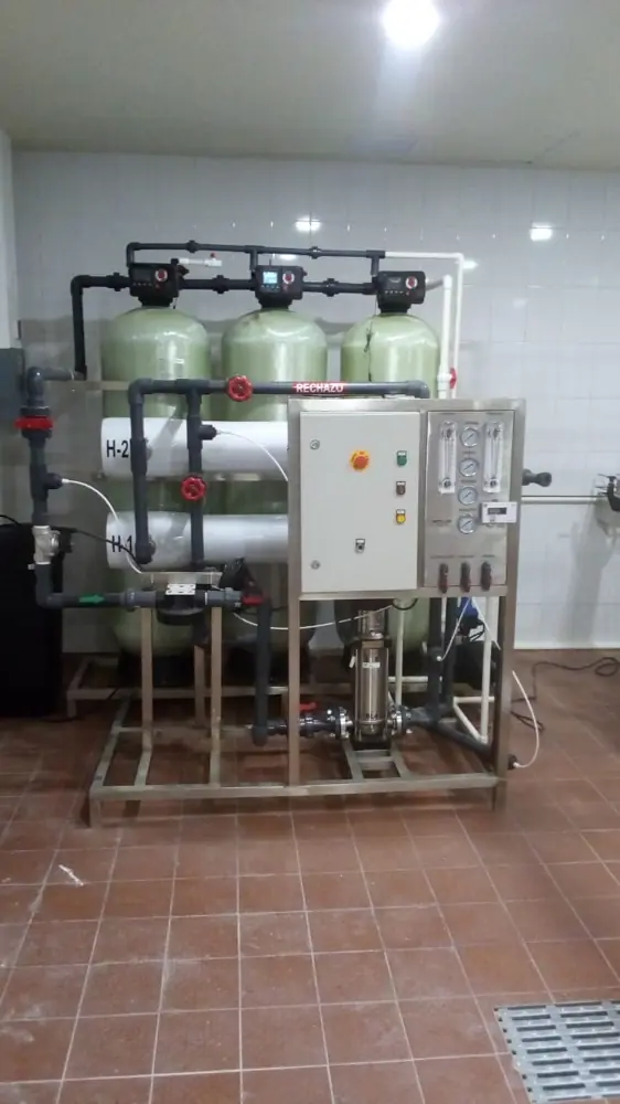 Ósmosis inversa industrial con manómetros y rotámetros